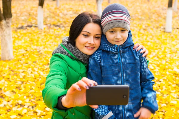 Madre y su lindo hijo joven tomando una selfie — Foto de Stock