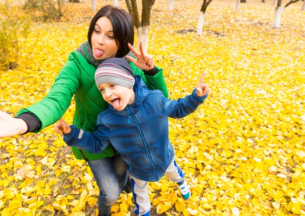 Giovane mamma e suo figlio goofing intorno — Foto Stock