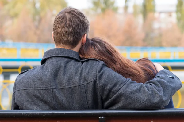 Amante jovem casal desfrutando de um encontro romântico — Fotografia de Stock