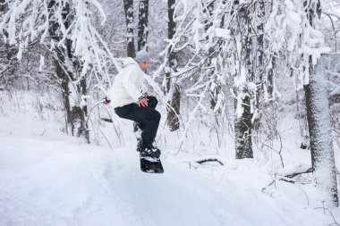 Genç adam taze beyaz kar snowboard