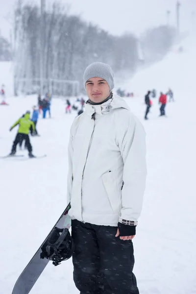 Yakışıklı genç snowboarder — Stok fotoğraf