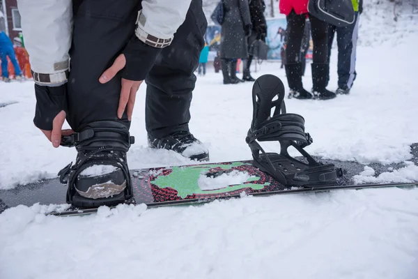 Hombre preparándose para ir a hacer snowboard — Foto de Stock