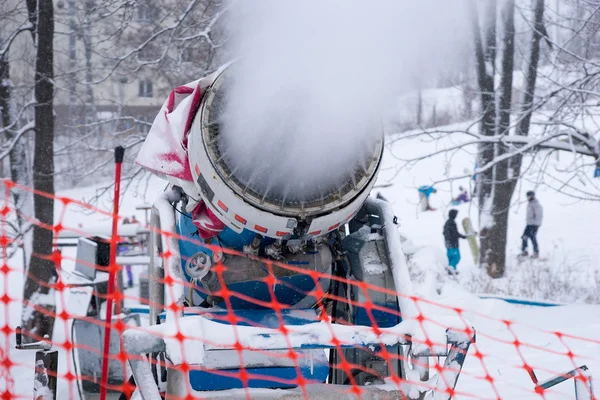 Snow machine blowing snow onto a run — Stock Photo, Image