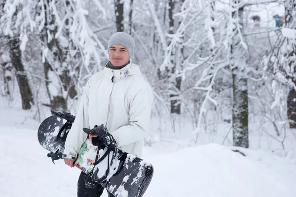 Jonge man genieten van een dag van het snowboarden — Stockfoto