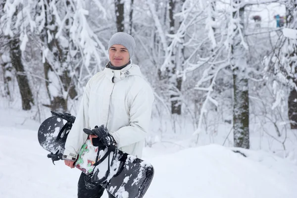 Giovane uomo godendo di una giornata di snowboard — Foto Stock