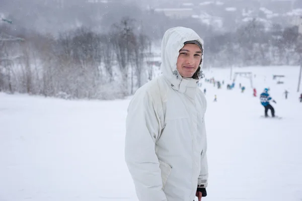 Atractivo joven sonriente en un resort de invierno — Foto de Stock