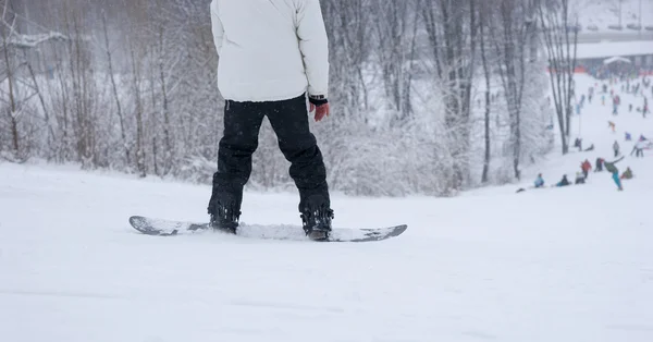 Bakan bir Kayak Snowboard çalıştırmak — Stok fotoğraf