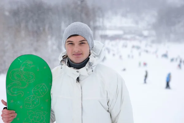 Jovem atraente com seu snowboard — Fotografia de Stock