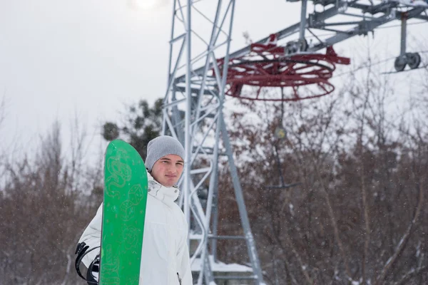 Boarder de nieve de pie cerca de un telesilla —  Fotos de Stock