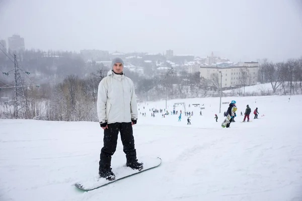 Snowboarder en un resort alpino —  Fotos de Stock