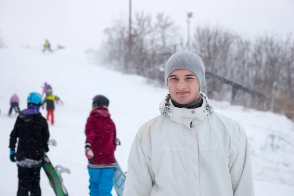 Активный молодой человек на зимнем горнолыжном курорте — стоковое фото