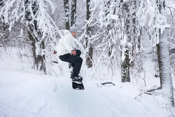 Jeune homme snowboard dans la neige blanche fraîche — Photo