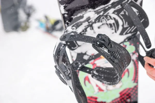 Dettaglio ravvicinato delle cinghie su uno snowboard — Foto Stock
