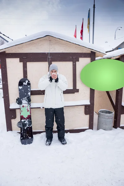 Snowboardzista korzystających z kubek gorącej kawy — Zdjęcie stockowe