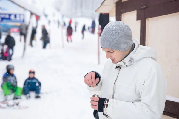 Knappe jongeman drinken koffie in de winter — Stockfoto