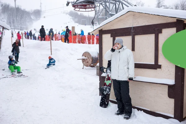 Joven snowboarder calentándose con café —  Fotos de Stock