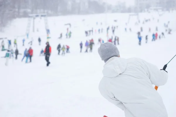 Esquiador en bata blanca con grupo — Foto de Stock