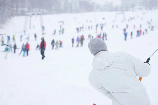 Skier in white coat with group — Φωτογραφία Αρχείου