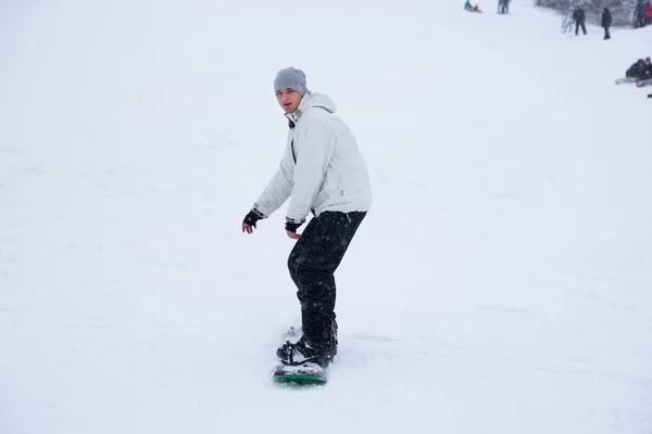 Άνθρωπος snowboarding κάτω από το λόφο — Φωτογραφία Αρχείου