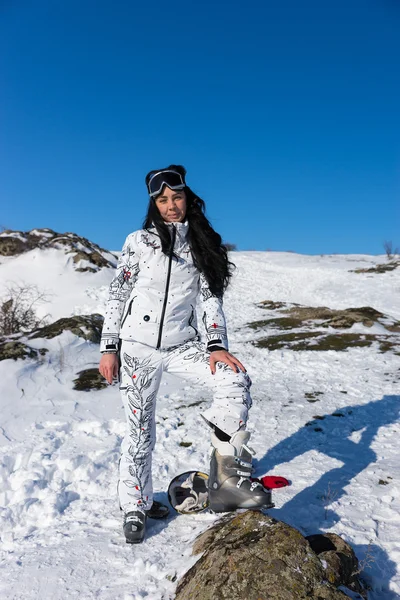 Femme en tenue de ski à la neige regardant la caméra — Photo