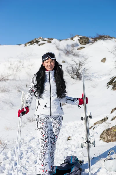 Mujer joven en equipo de esquí sonriendo a la cámara —  Fotos de Stock