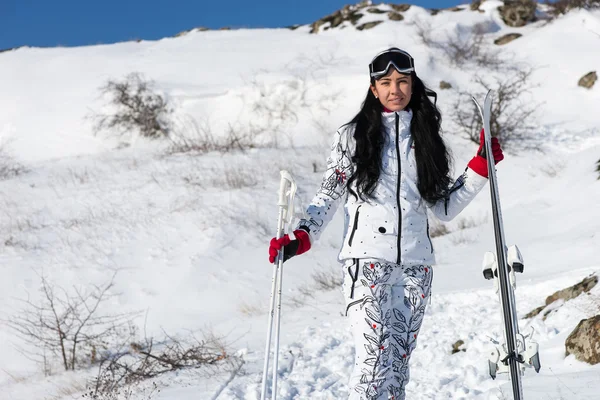 Kameraya bakarak Mountain Resort Kayak kadın — Stok fotoğraf