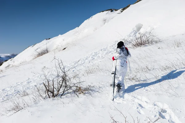 Síelés: a Mountain Resort sportos nő — Stock Fotó