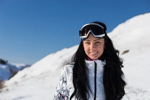 Bastante esquiadora sonriendo a la cámara —  Fotos de Stock