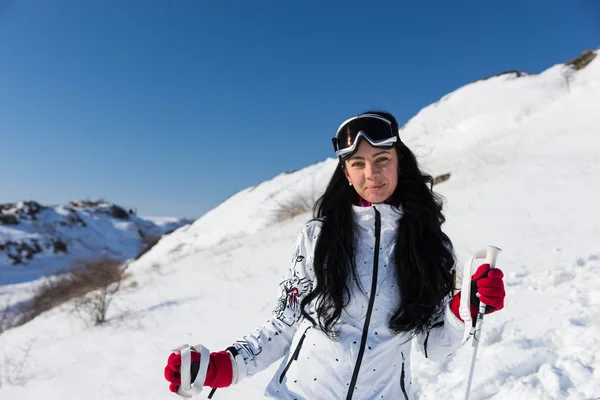 微笑的年轻滑雪在避暑山庄的女人 — 图库照片
