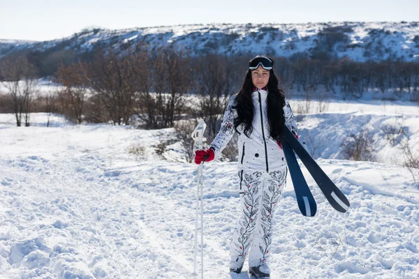 Deportiva esquiadora posando en la nieve — Foto de Stock