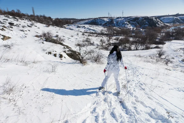 Sportiga kvinnan skidåkning på Mountain Resort — Stockfoto