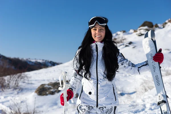 女子滑雪运动员与设备在山区度假胜地 — 图库照片
