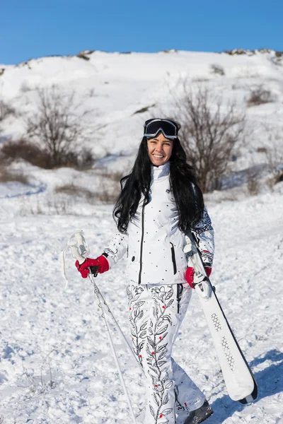 Mooie vrouw skiër glimlachen naar de Camera — Stockfoto