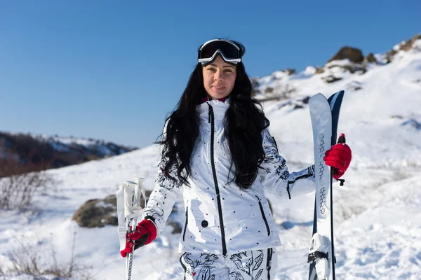 Спортивная женщина в лыжной передаче с оборудованием — стоковое фото