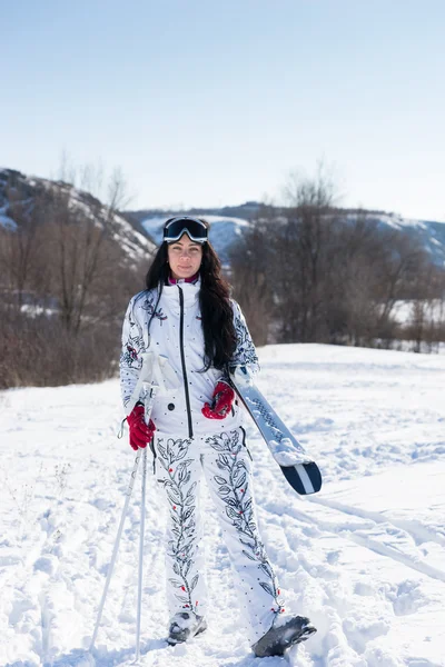 女子滑雪运动员站在雪里，看相机 — 图库照片