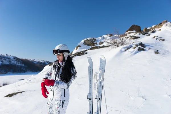 准备去滑雪的年轻女人 — 图库照片