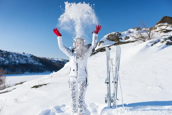 丘の上の雪のスプレーでスキーヤー — ストック写真