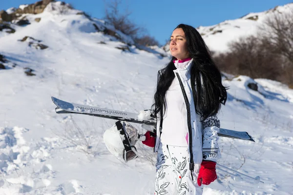 Mladá žena lyžař vyhřívají na slunci — Stock fotografie
