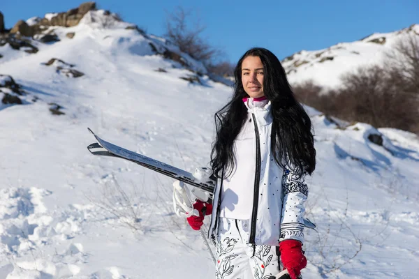 可爱的女子滑雪运动员举行滑雪设备 — 图库照片