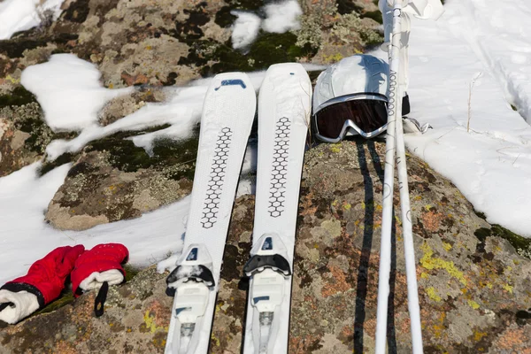 Escena de material de esquí sobre rocas y nieve —  Fotos de Stock