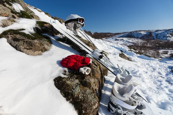 Vista dell'attrezzatura da sci sulla montagna innevata — Foto Stock