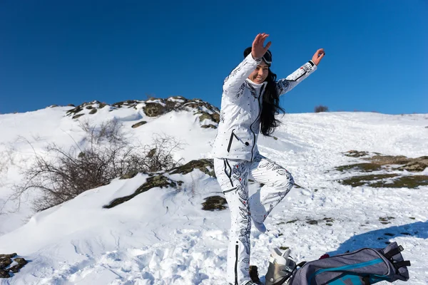 Esquiadora mujer cambiando en botas de esquí en la ladera —  Fotos de Stock