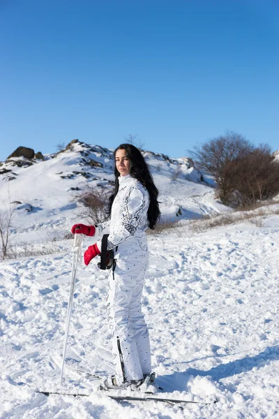 Mujer Esquí Pausa en la montaña cubierta de nieve —  Fotos de Stock