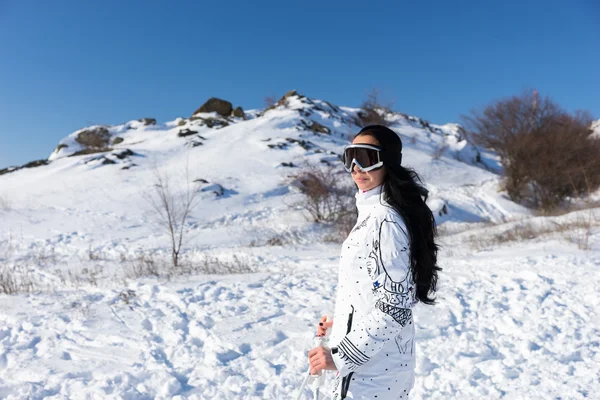 Donna che indossa occhiali da sci sulla montagna innevata — Foto Stock