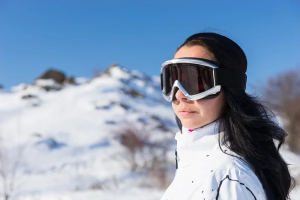 Mulher vestindo óculos de esqui na montanha coberta de neve — Fotografia de Stock