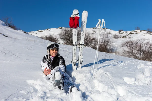 Sciatrice che si prende una pausa sulla montagna innevata — Foto Stock