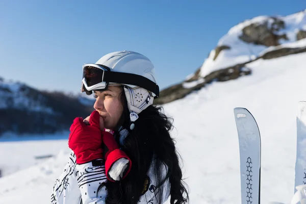 Feminino Skier Aquecedor Mãos na ensolarada montanha — Fotografia de Stock