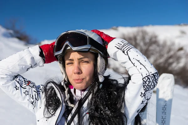 女子滑雪运动员双手背后的头靠在阳光灿烂的日子 — 图库照片