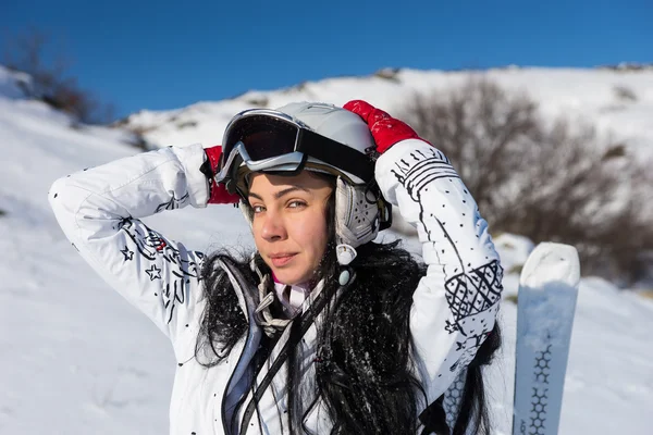 女子滑雪运动员双手背后的头靠在阳光灿烂的日子 — 图库照片