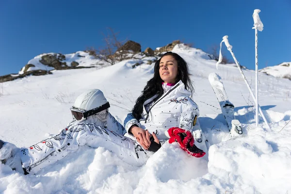 女滑雪者用头盔享受温暖的阳光下 — 图库照片